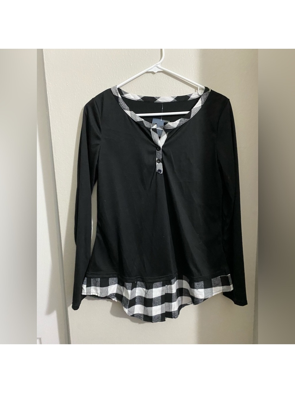 NWT Women’s Unbranded Plaid Black Blouse with black & white trim size Medium
